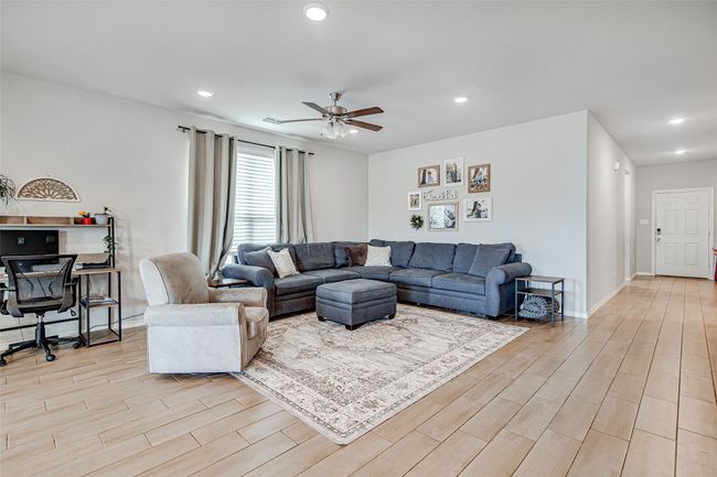 645 Godley Rnch, House other with 4 bedrooms, 2 bathrooms and null parking in Godley TX | Image 4