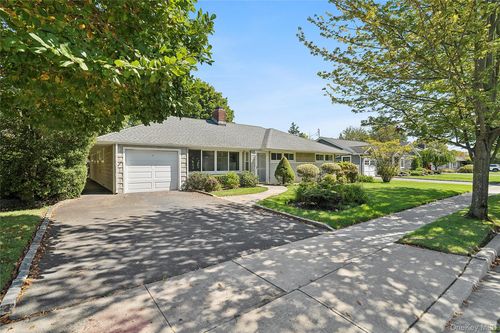 19 Meadow Ln, Rockville Centre, NY, 11570-3226 | Card Image