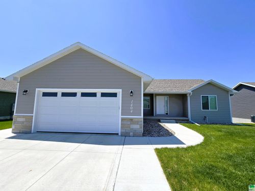 1404 Country Club Dr, Elk Point, SD, 57025-2482 | Card Image