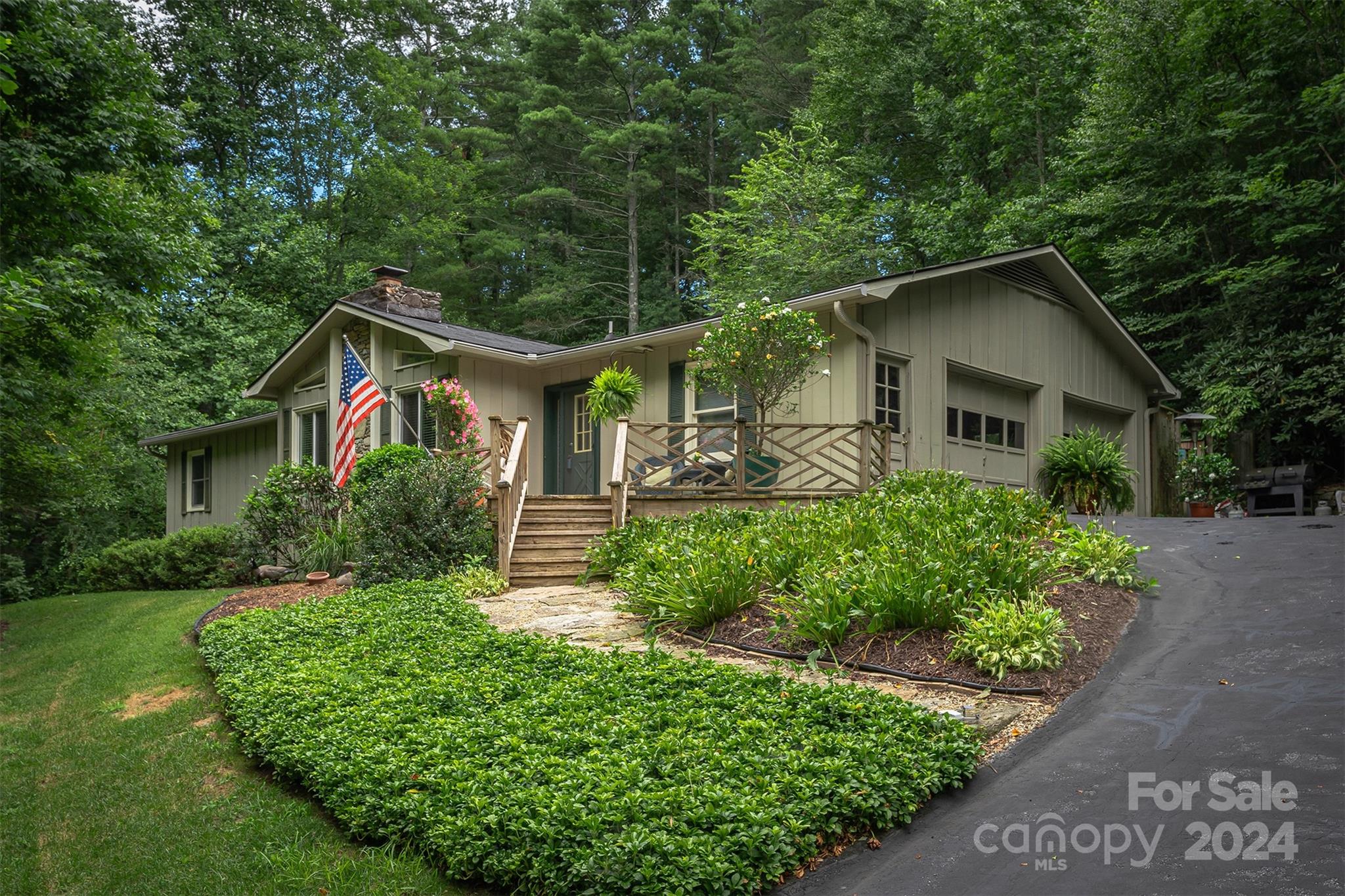 Larchmont Dr, Hendersonville, NC 28791