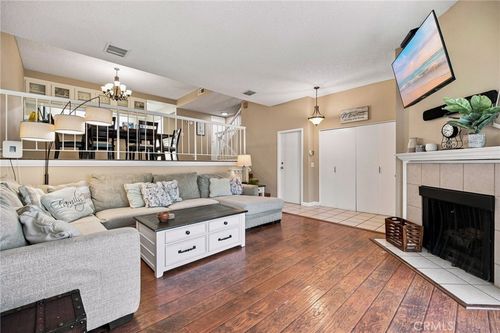 l-18360 Collins, Tarzana, CA, 91356 | Card Image