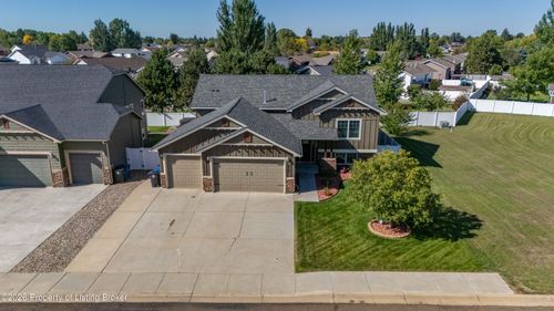 817 15th Ave E, Dickinson, ND, 58601-3626 | Card Image