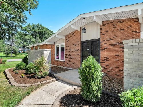 22 La Gorce Dr, Chesterfield, MO, 63017-3233 | Card Image