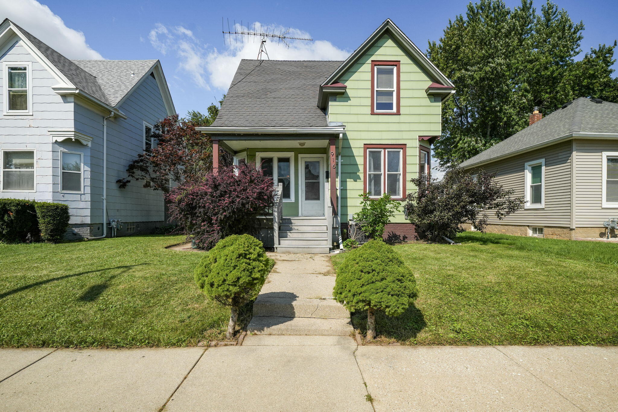 Grove Ave, Racine, WI 53405