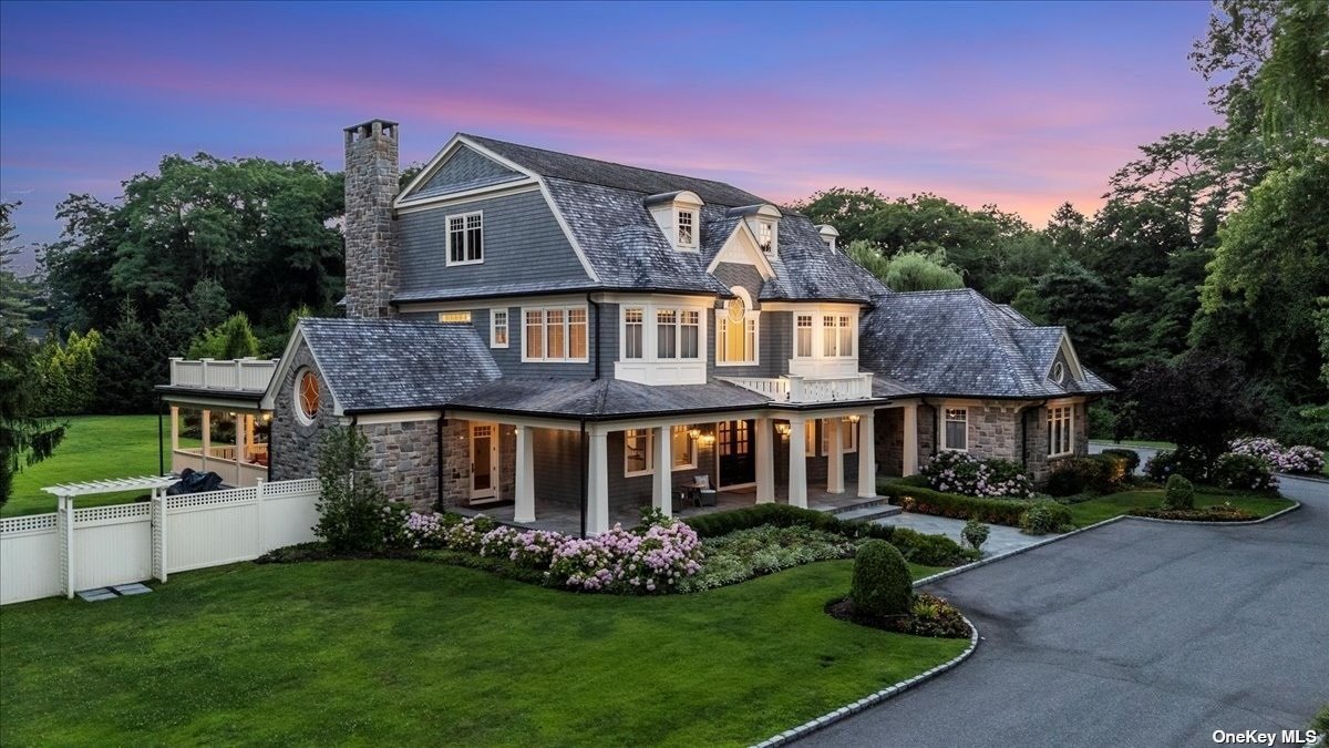 Gate Rd, Huntington, NY 11743
