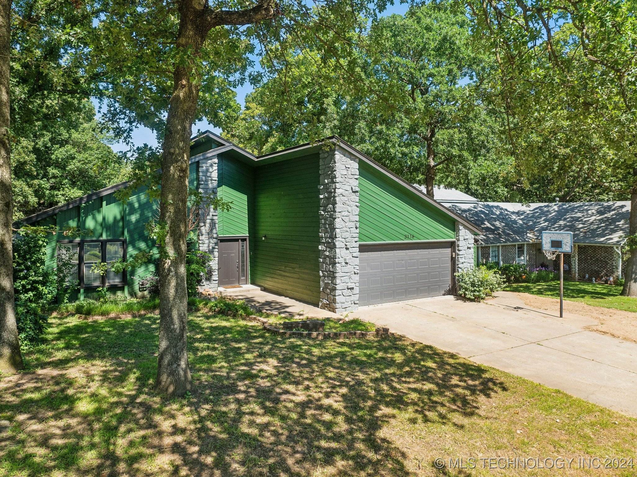Maple Dr, Sand Springs, OK 74063