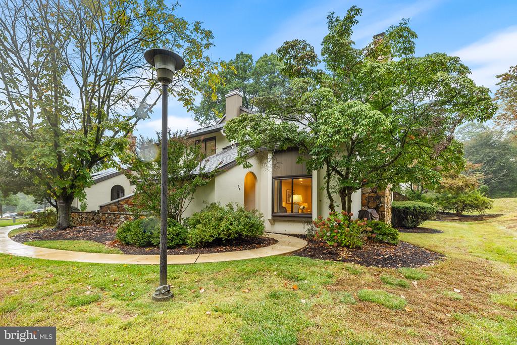 Oak Knoll Dr, Berwyn, PA 19312