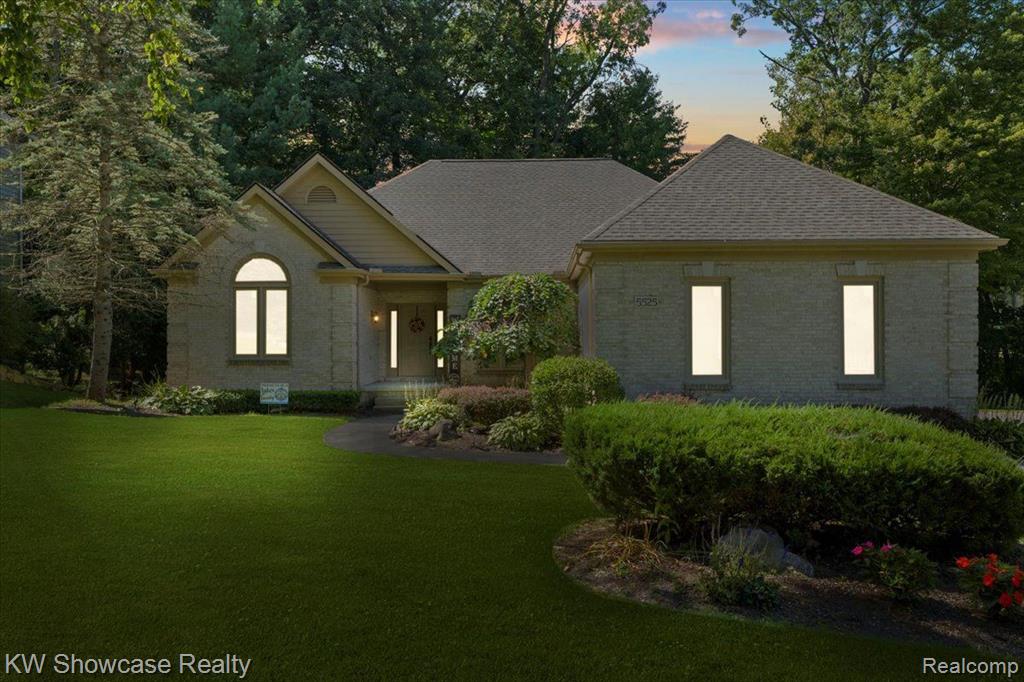 Bentwood Ln, Commerce Township, MI 48382