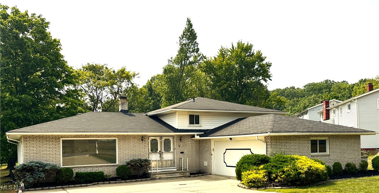 Greenlawn Dr, Seven Hills, OH 44131