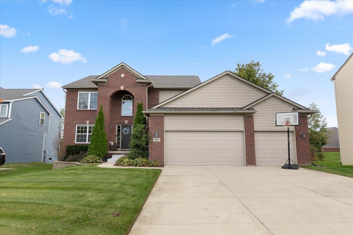 Margie Dr, White Lake, MI 48386