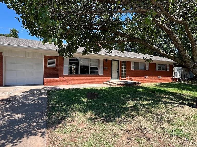 Huntleigh Dr, Village, OK 73120