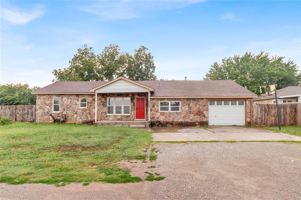 Sharon St, Tecumseh, OK 74873