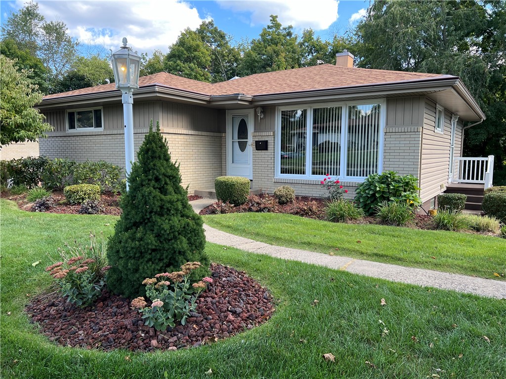 Arizona Dr, New Kensington, PA 15068