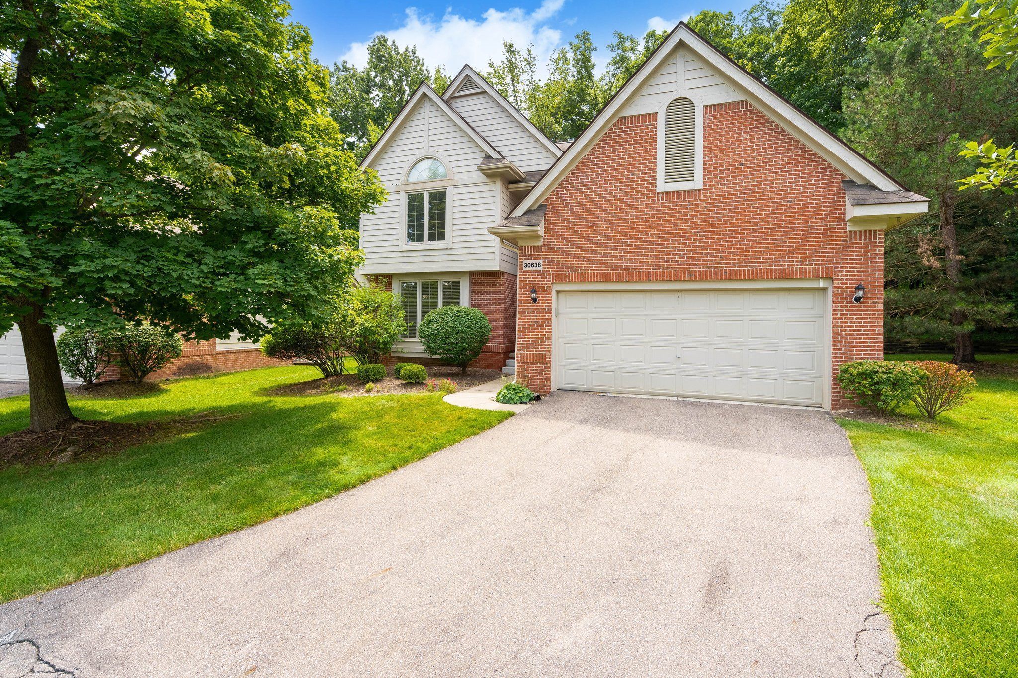 Maplewood Cir, Farmington Hills, MI 48331