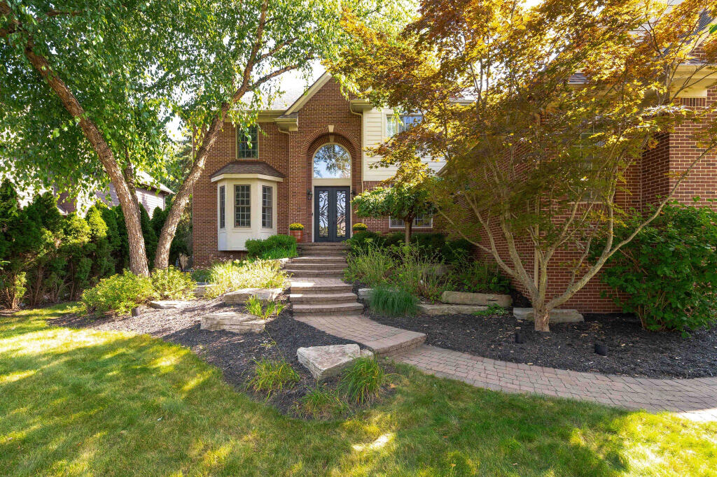 Essex Dr, West Bloomfield, MI 48322