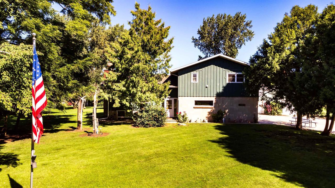 Hickory Ln, Oshkosh, WI 54901