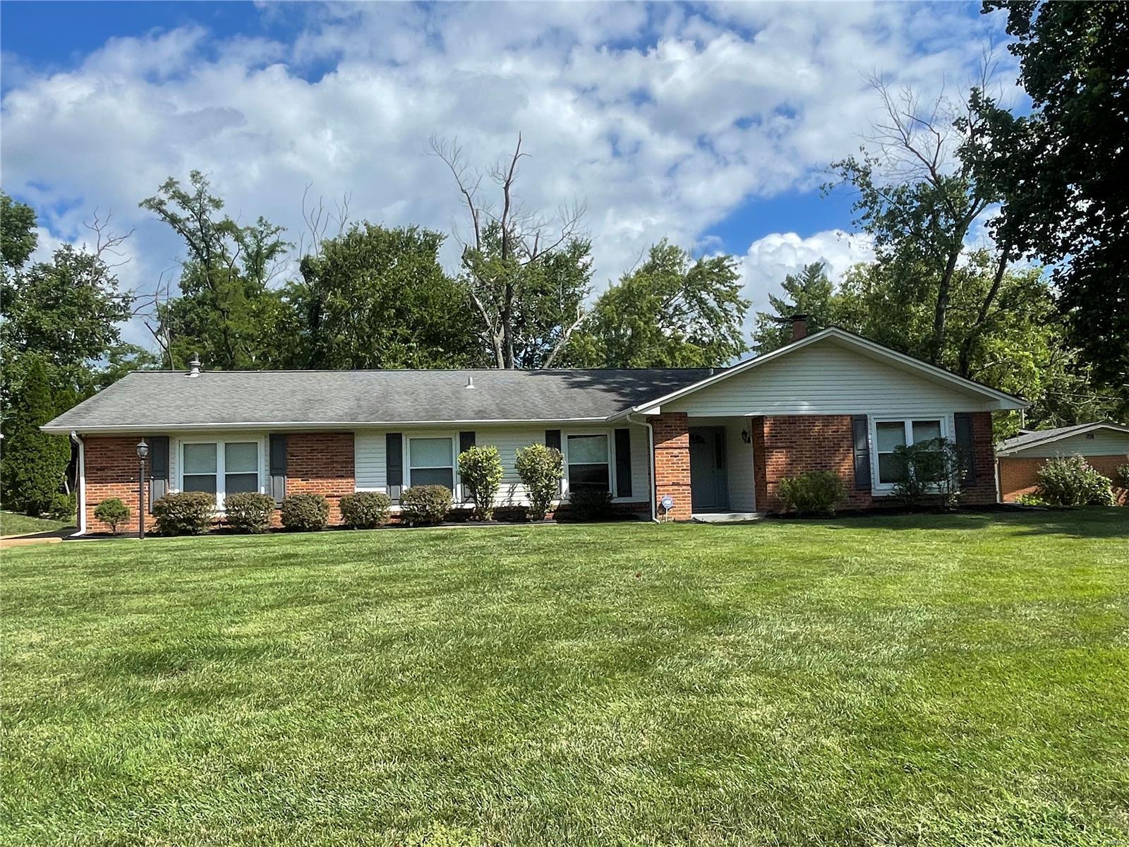 Iron Lantern Dr, Ballwin, MO 63011