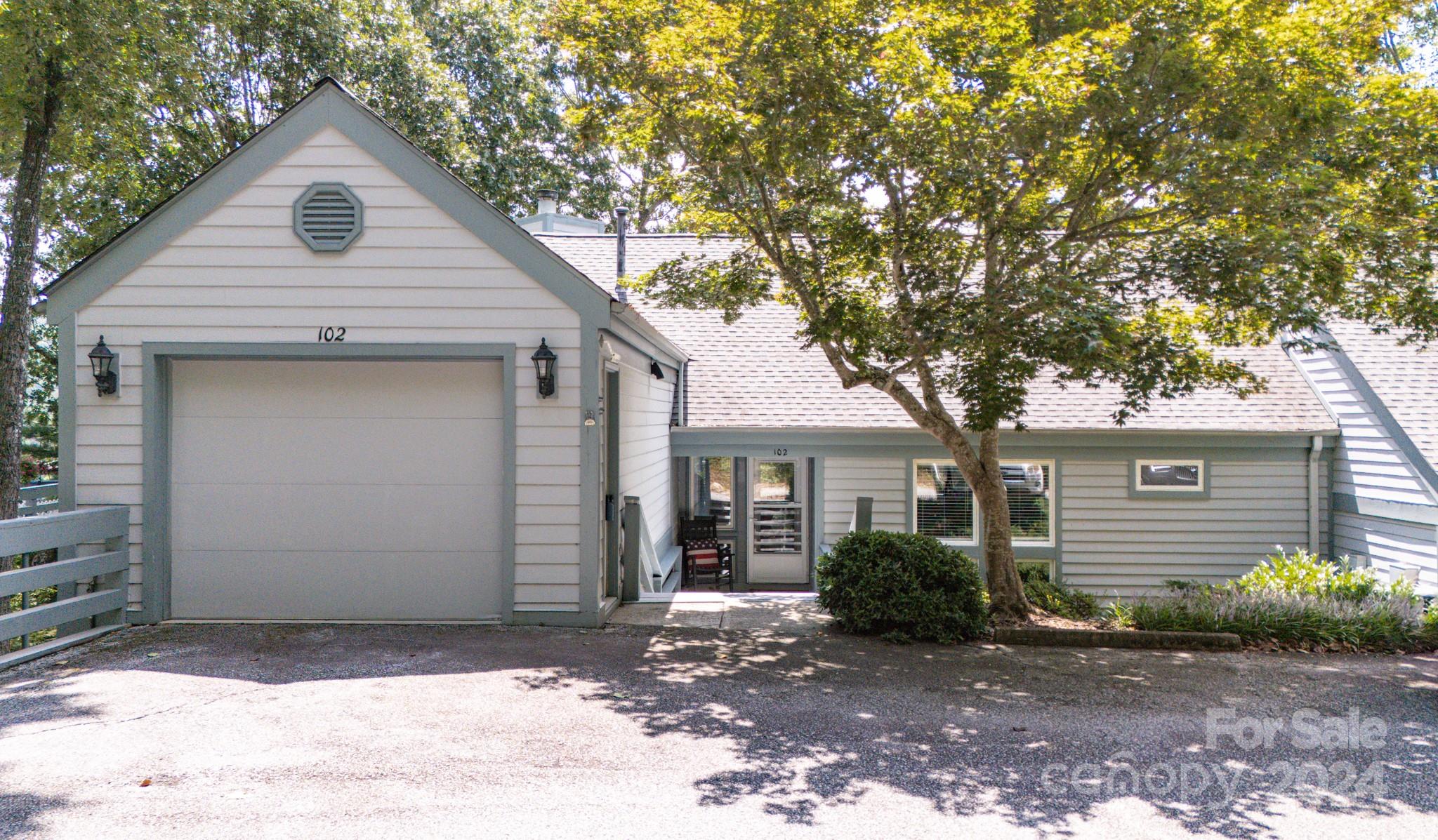 Sunny View Ln, Flat Rock, NC 28731