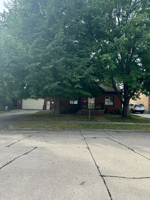 Pleasant St, Saint Clair Shores, MI 48080