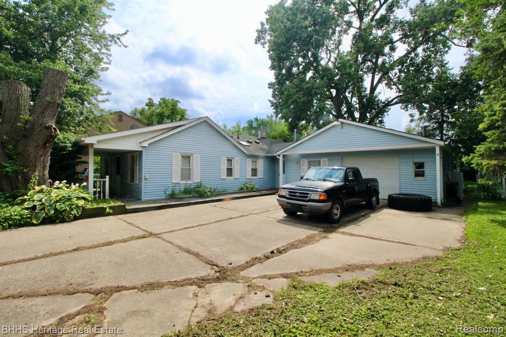 Hugh St, Westland, MI 48185
