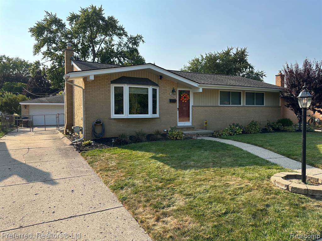 Country Club Dr, Livonia, MI 48154
