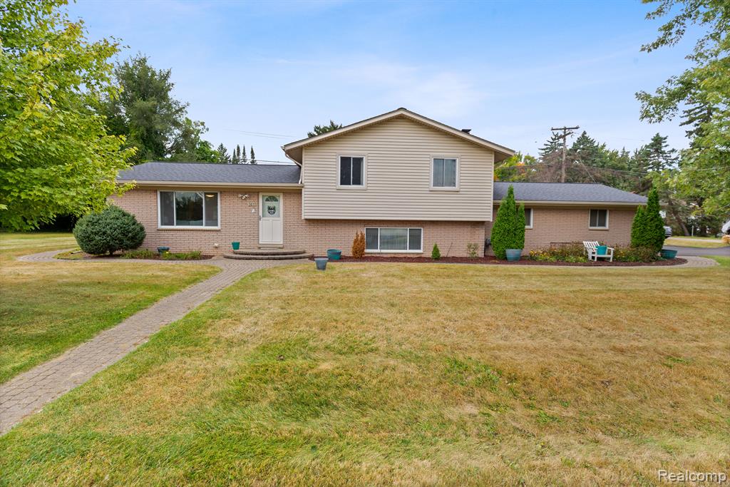 Sharon St, Waterford, MI 48328 #1