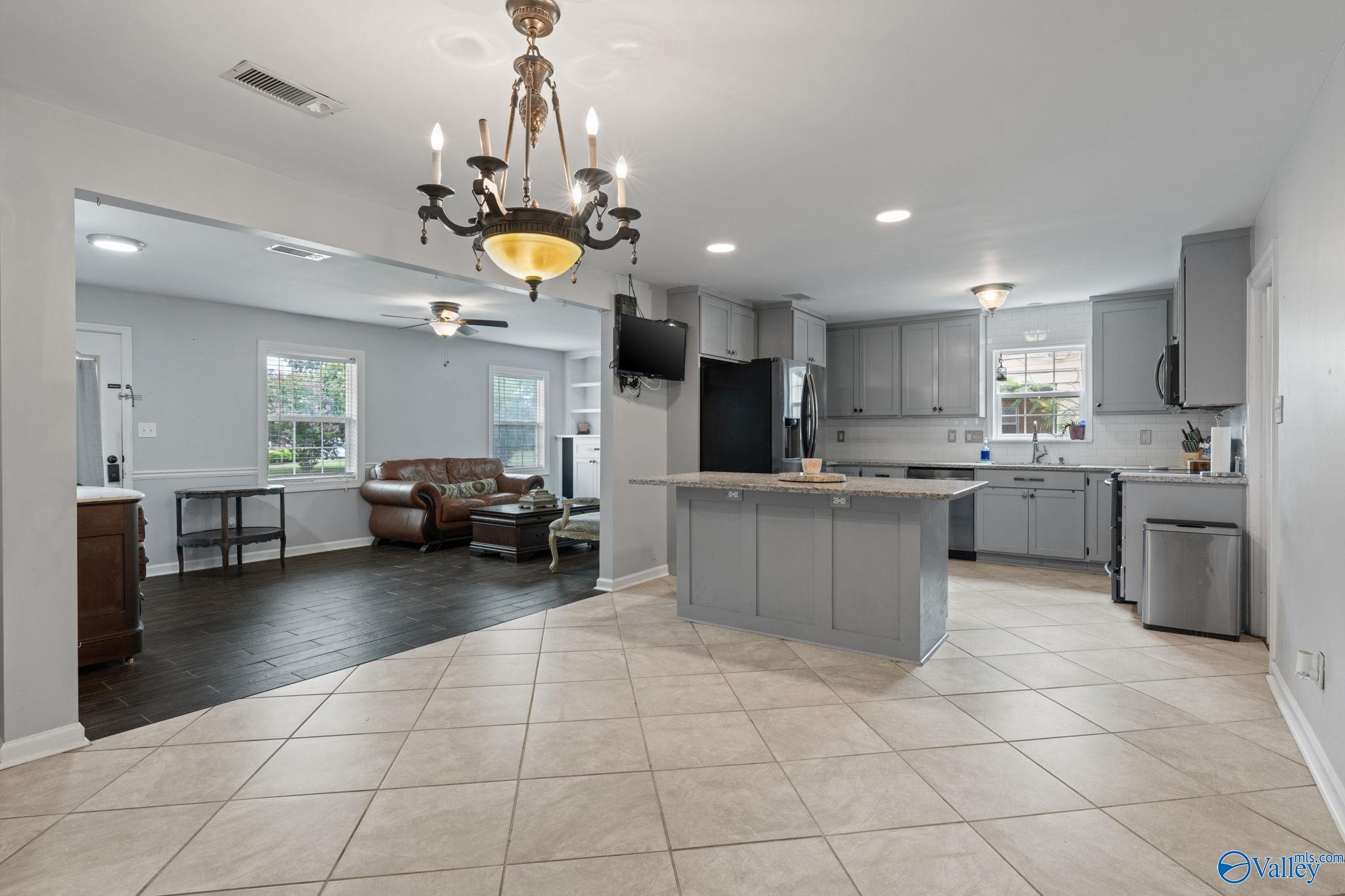 Kennemore Dr, Huntsville, AL 35805