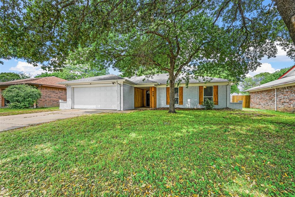Clover Dr, Saginaw, TX 76179