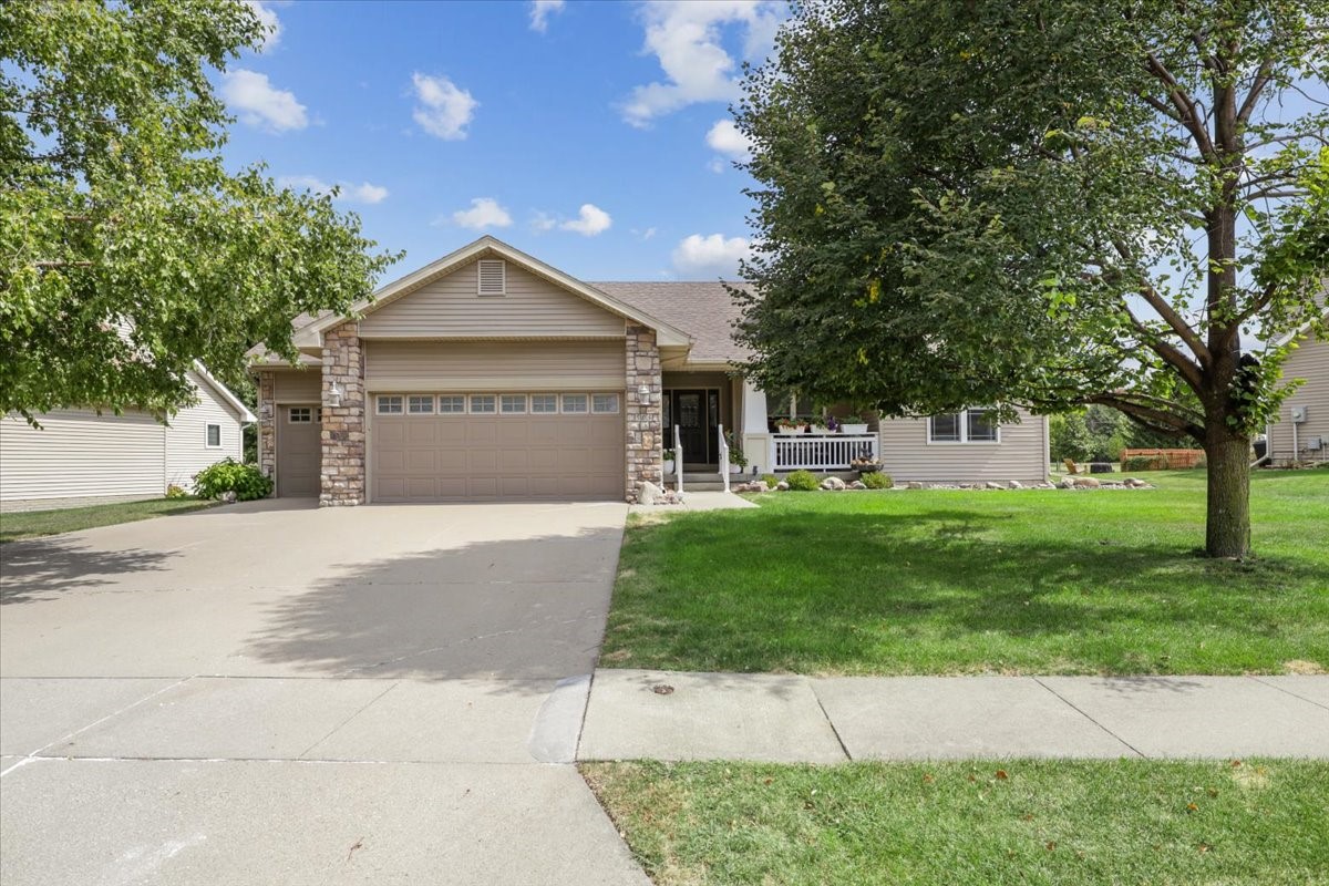 Lowell Dr, Ankeny, IA 50021