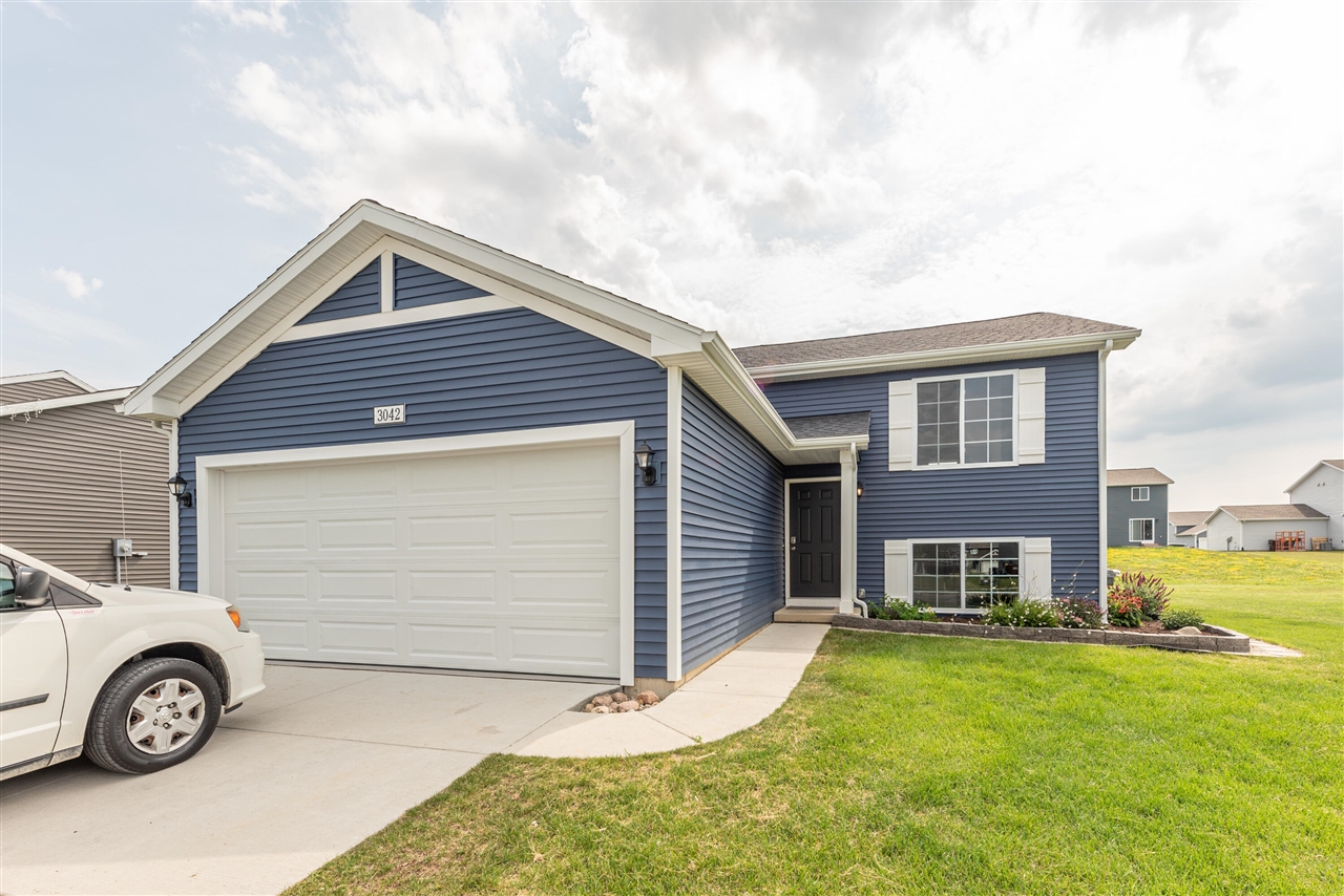 Ivy Wood Cir, Howell, MI 48855