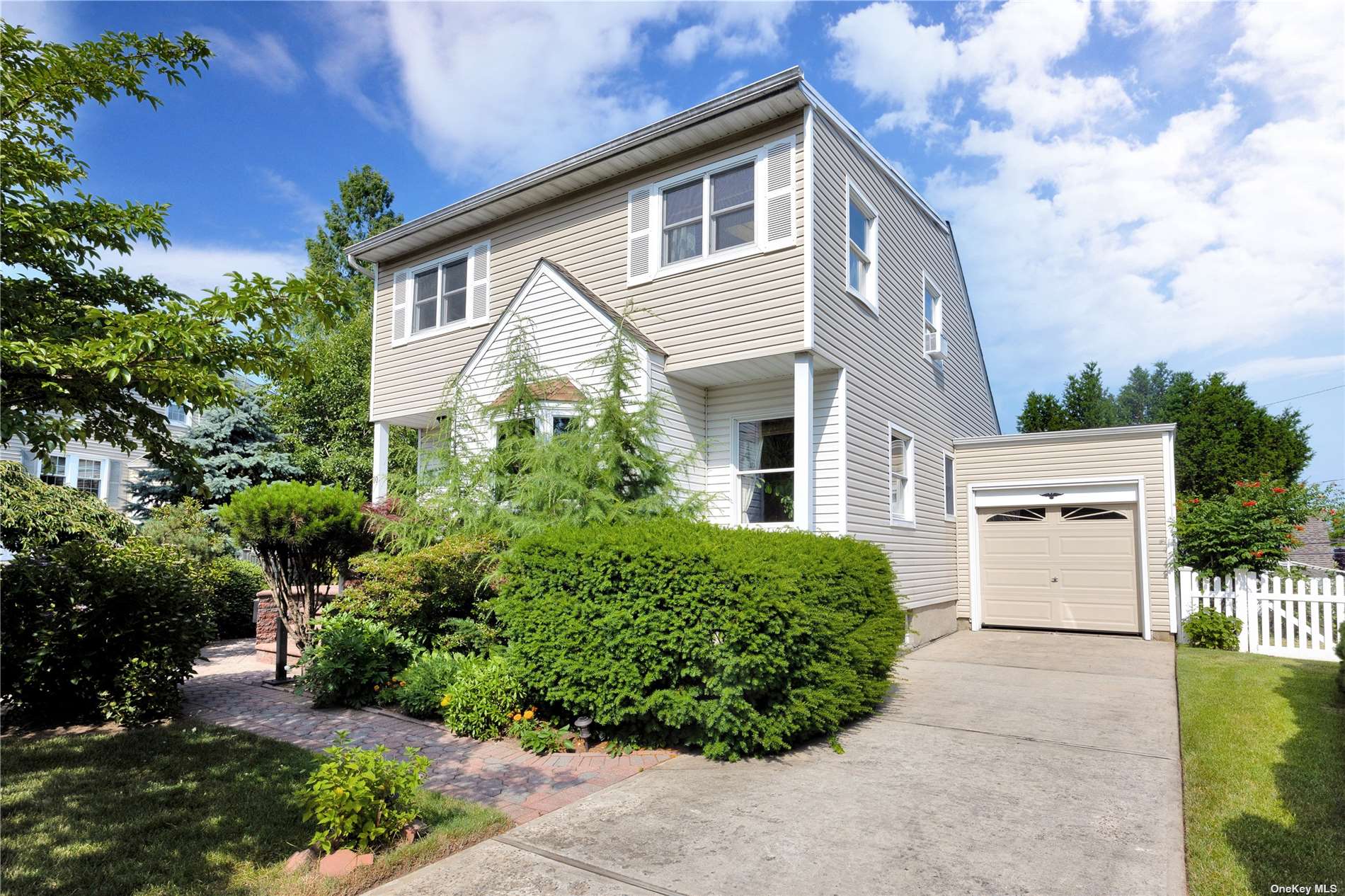 Ridge Rd, Farmingdale, NY 11735