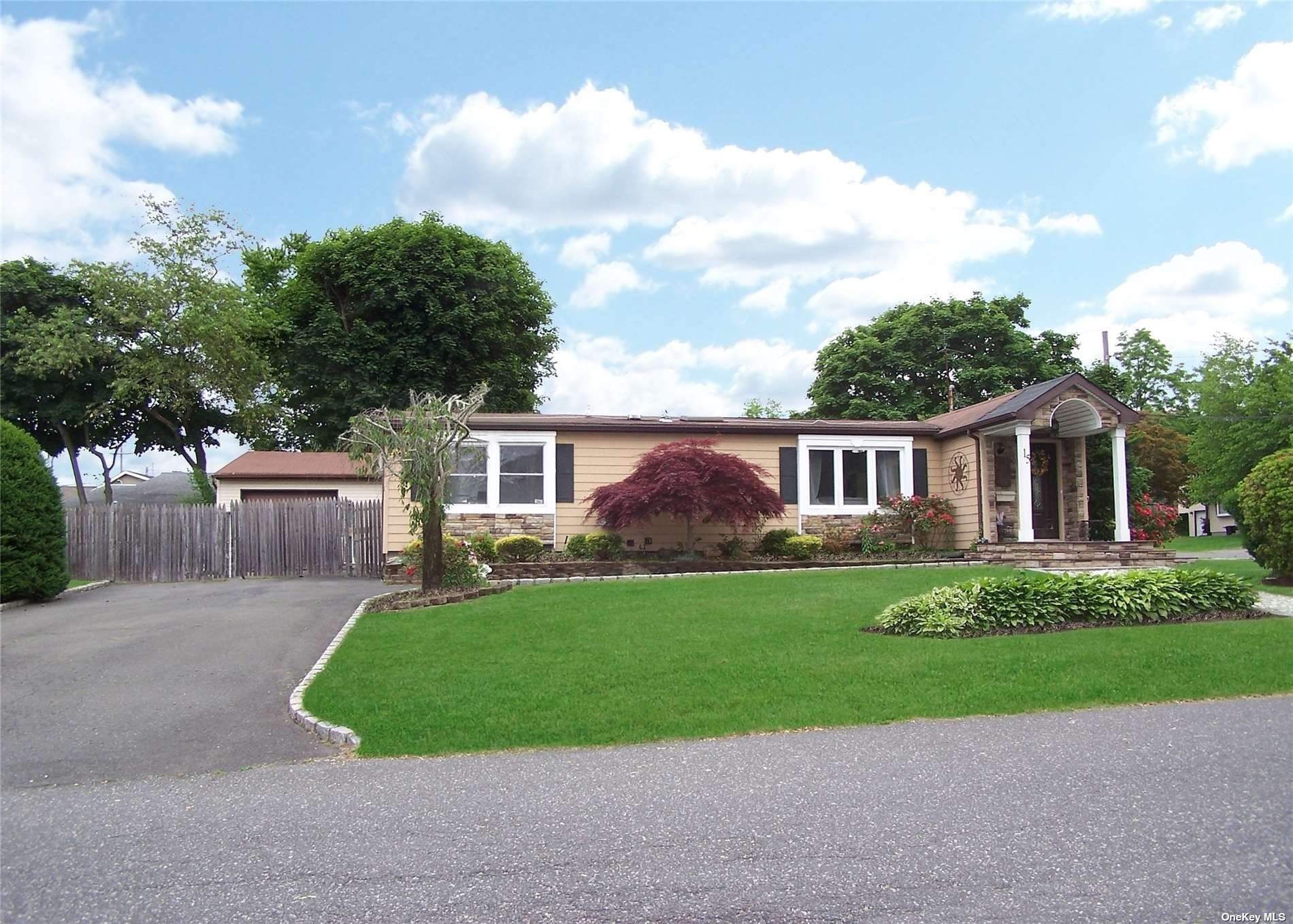 Samuel St, Ronkonkoma, NY 11779