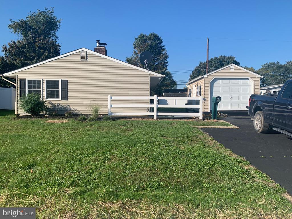 Pinewood Dr, Levittown, PA 19054