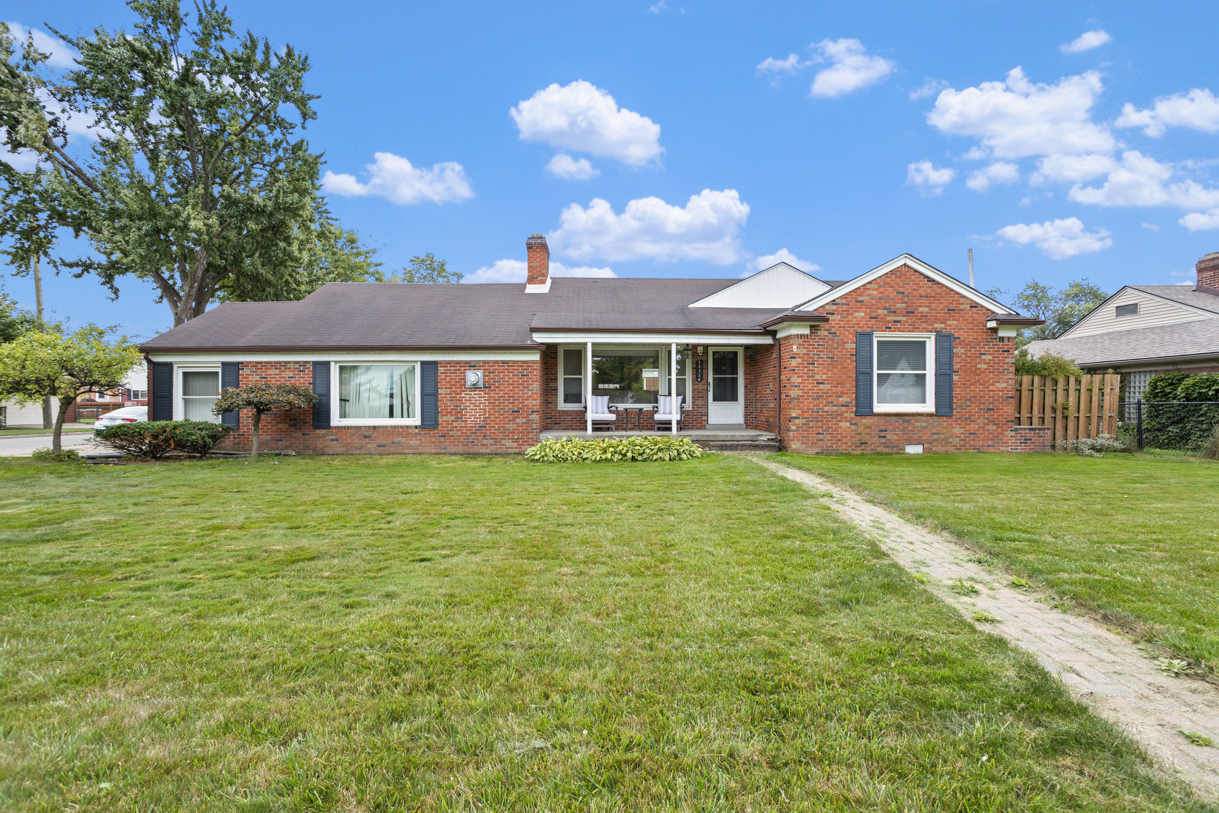 11 Mile Rd, Saint Clair Shores, MI 48081