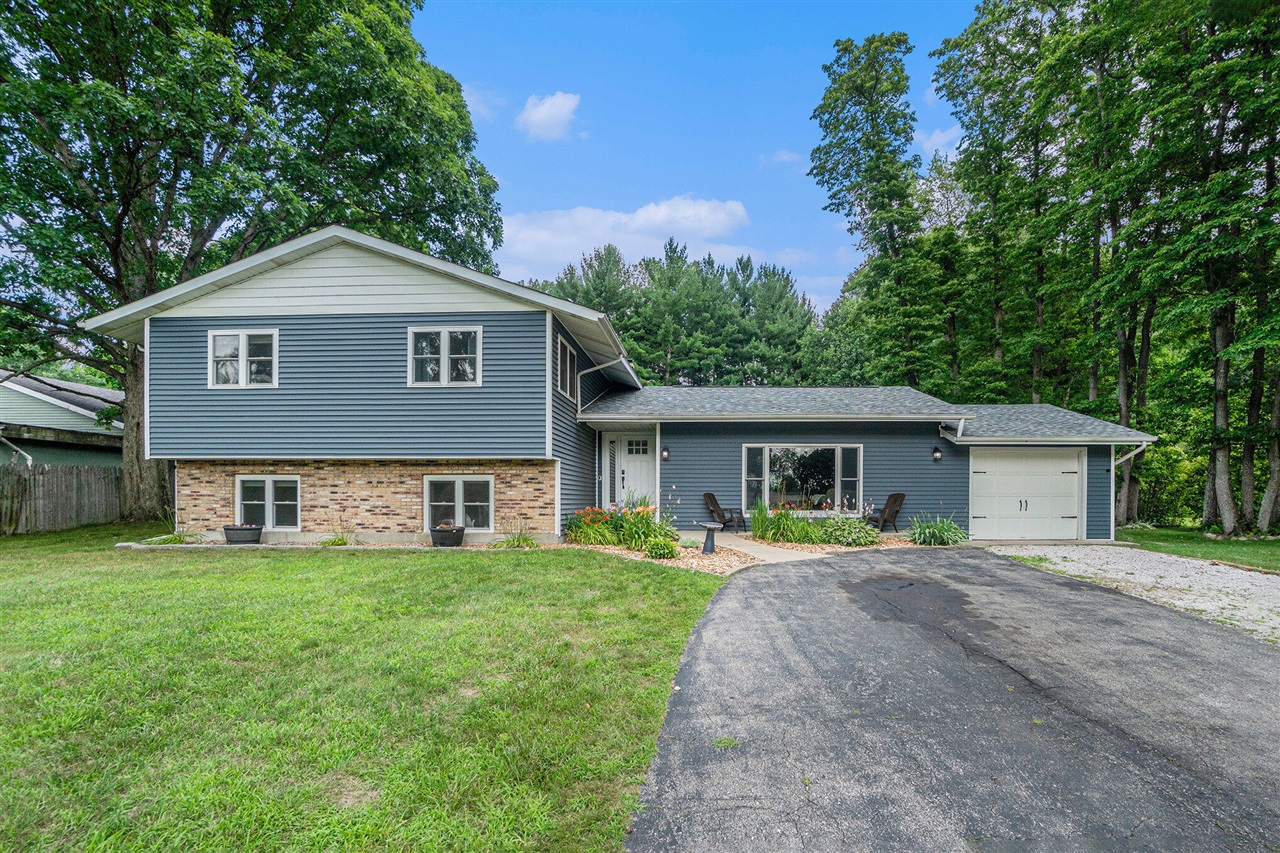 White Oak Dr, Bangor, MI 49013