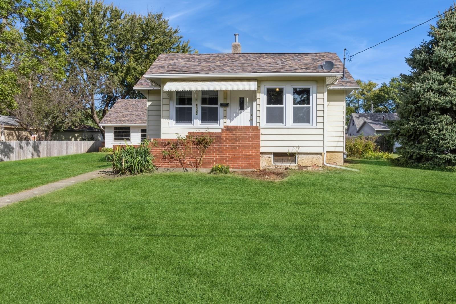 Lewis Ave, Des Moines, IA 50315