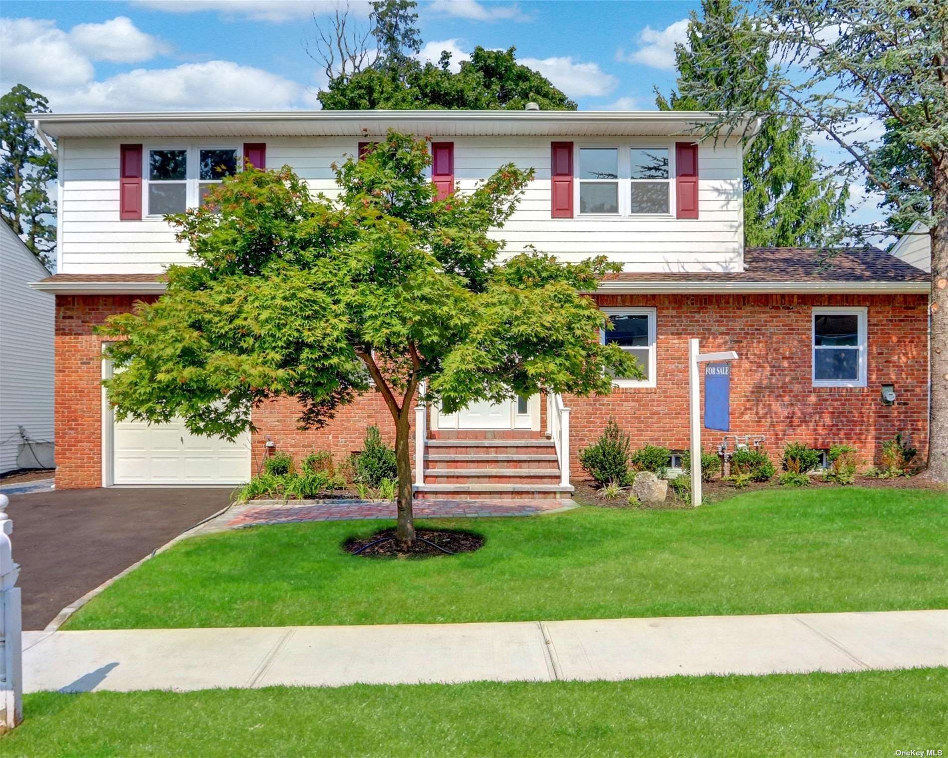Leghorn Ct, Huntington Station, NY 11746