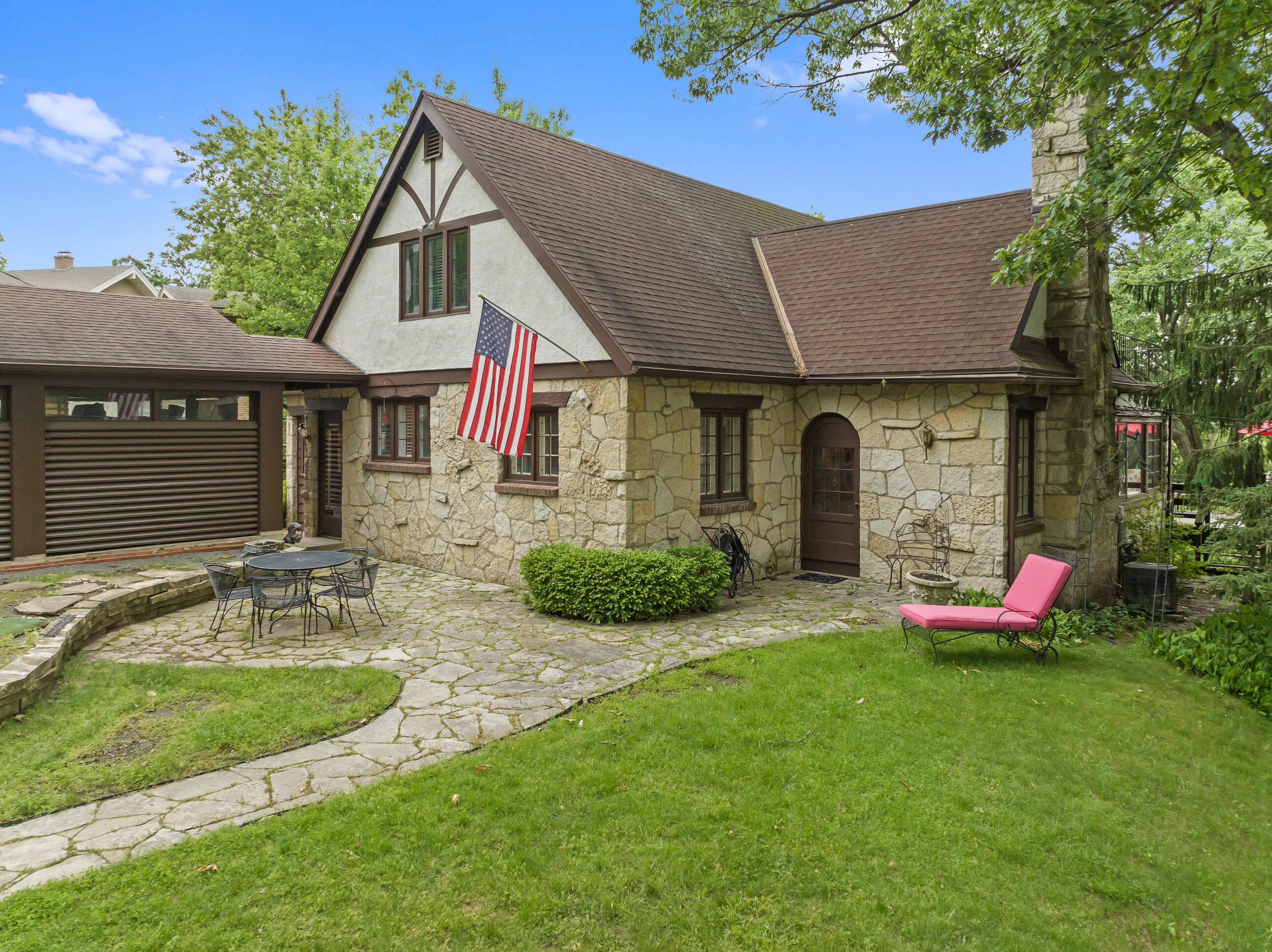 Sauganash Dr, Fontana, WI 53125