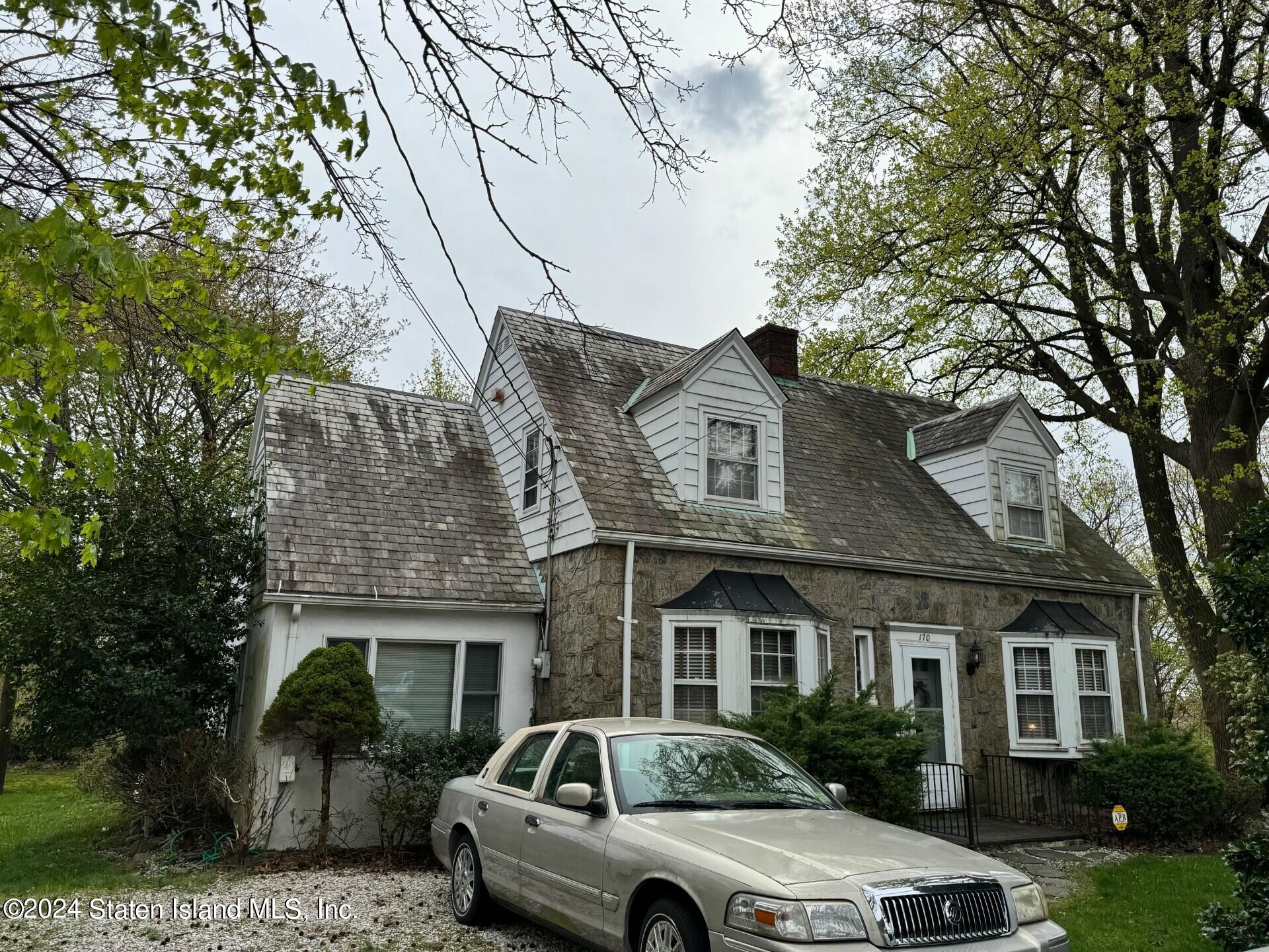 Campus Rd, Staten Island, NY 10301