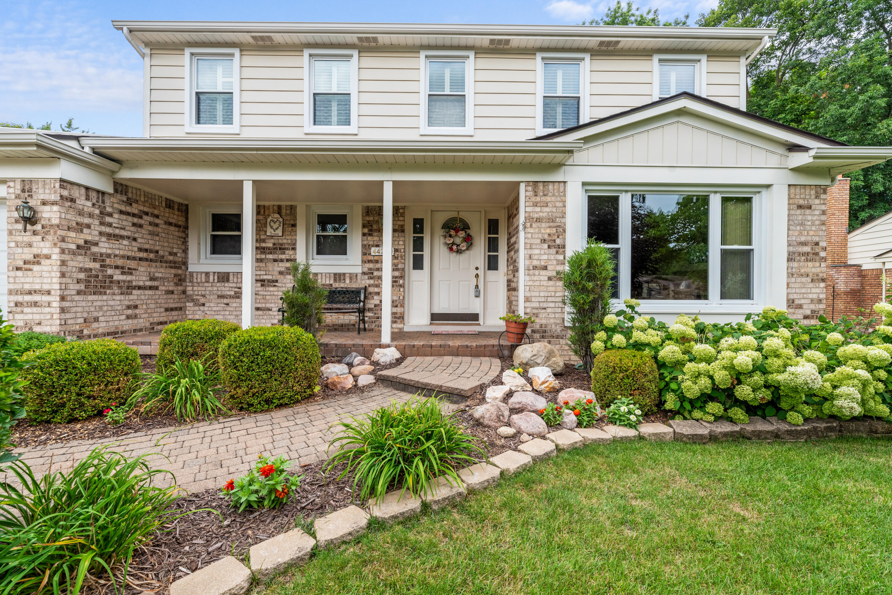 Galway Dr, Northville, MI 48167