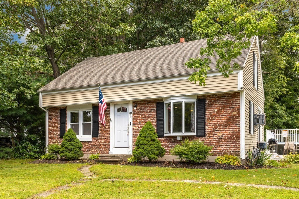 Carron Ln, Oxford, MA 01540