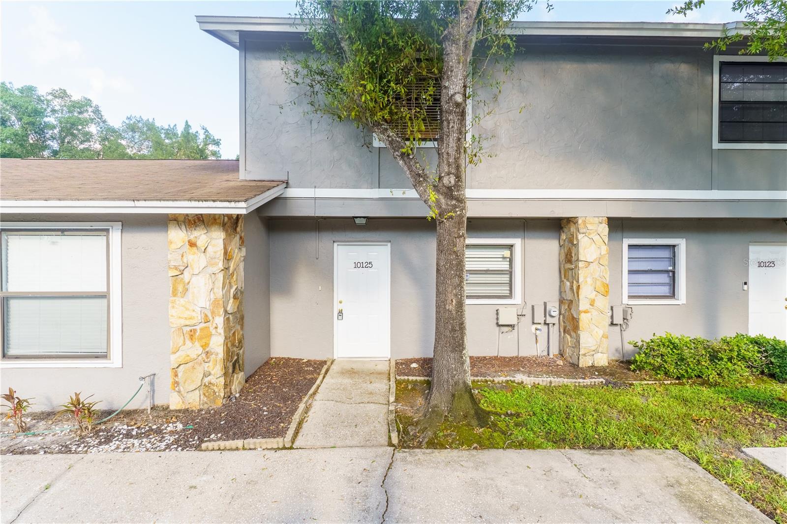 Lake Oak Cir, Tampa, FL 33624