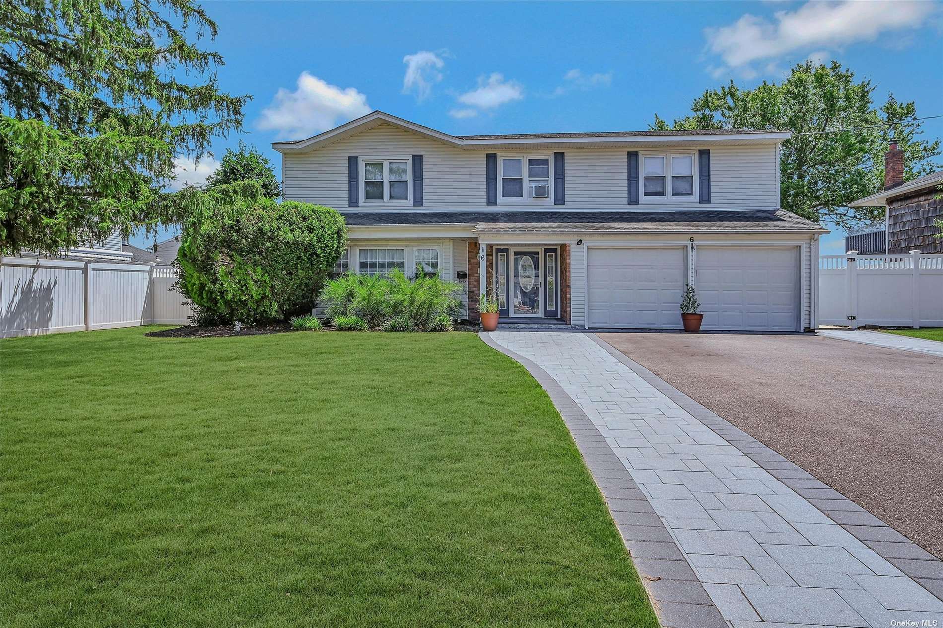 Gate Ln, West Islip, NY 11795