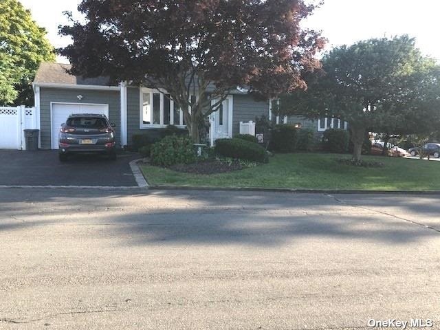 Warwick Ave, Copiague, NY 11726