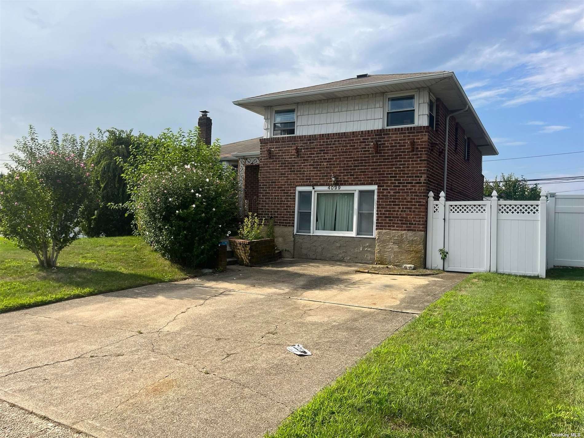 Meadow Ln, Seaford, NY 11783