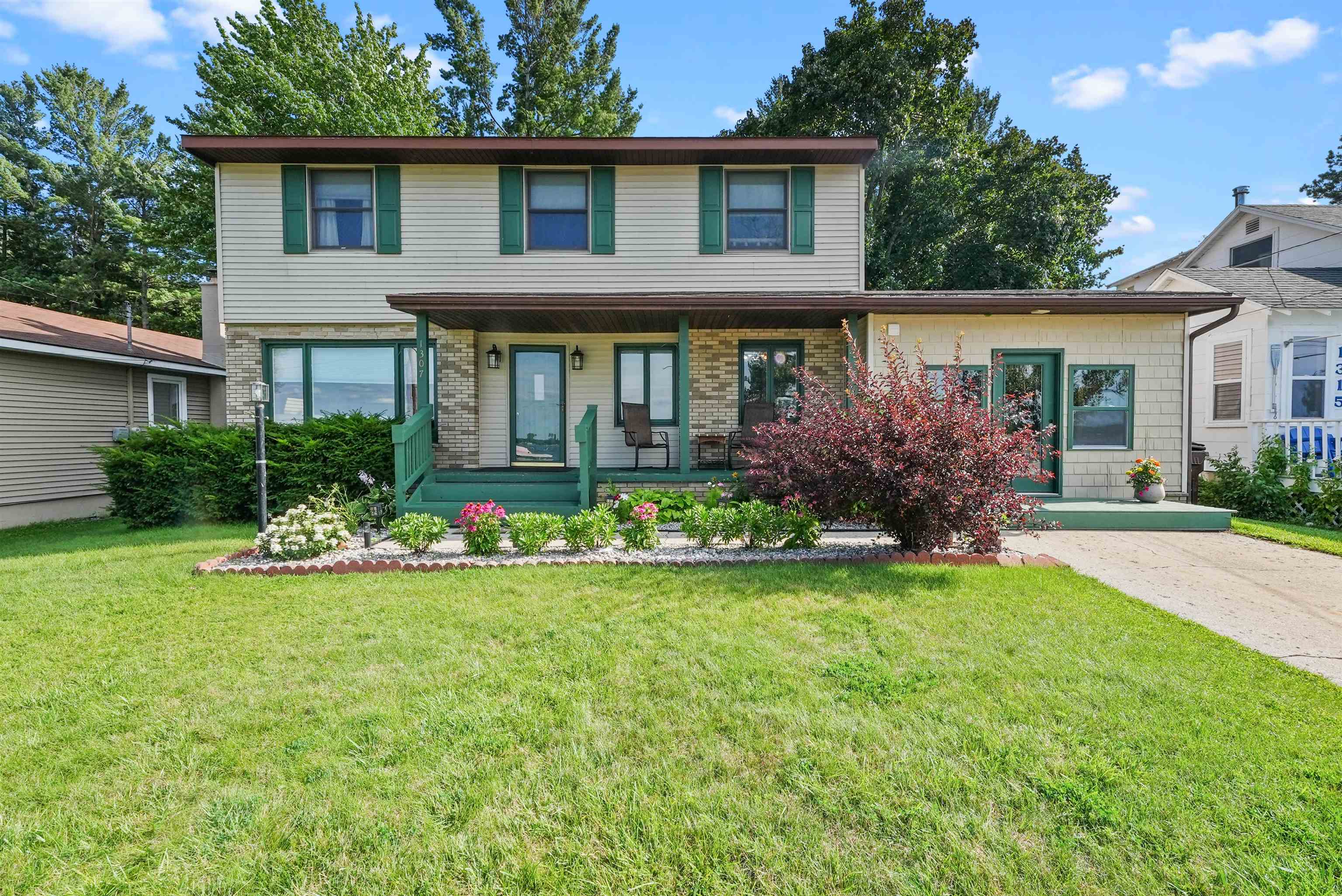 Sunnyside Dr, Cadillac, MI 49601