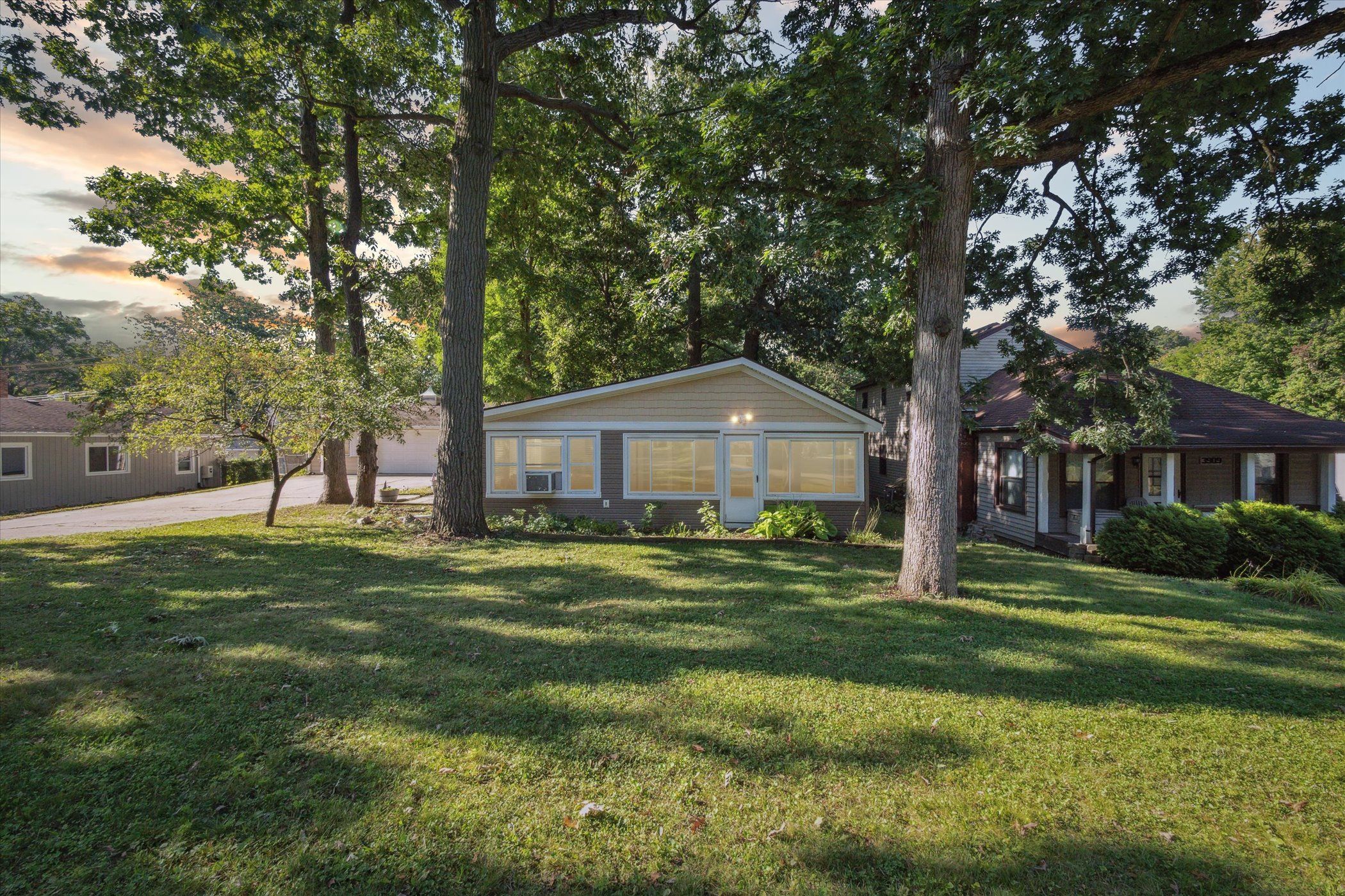 Mapleleaf Rd, Waterford, MI 48328