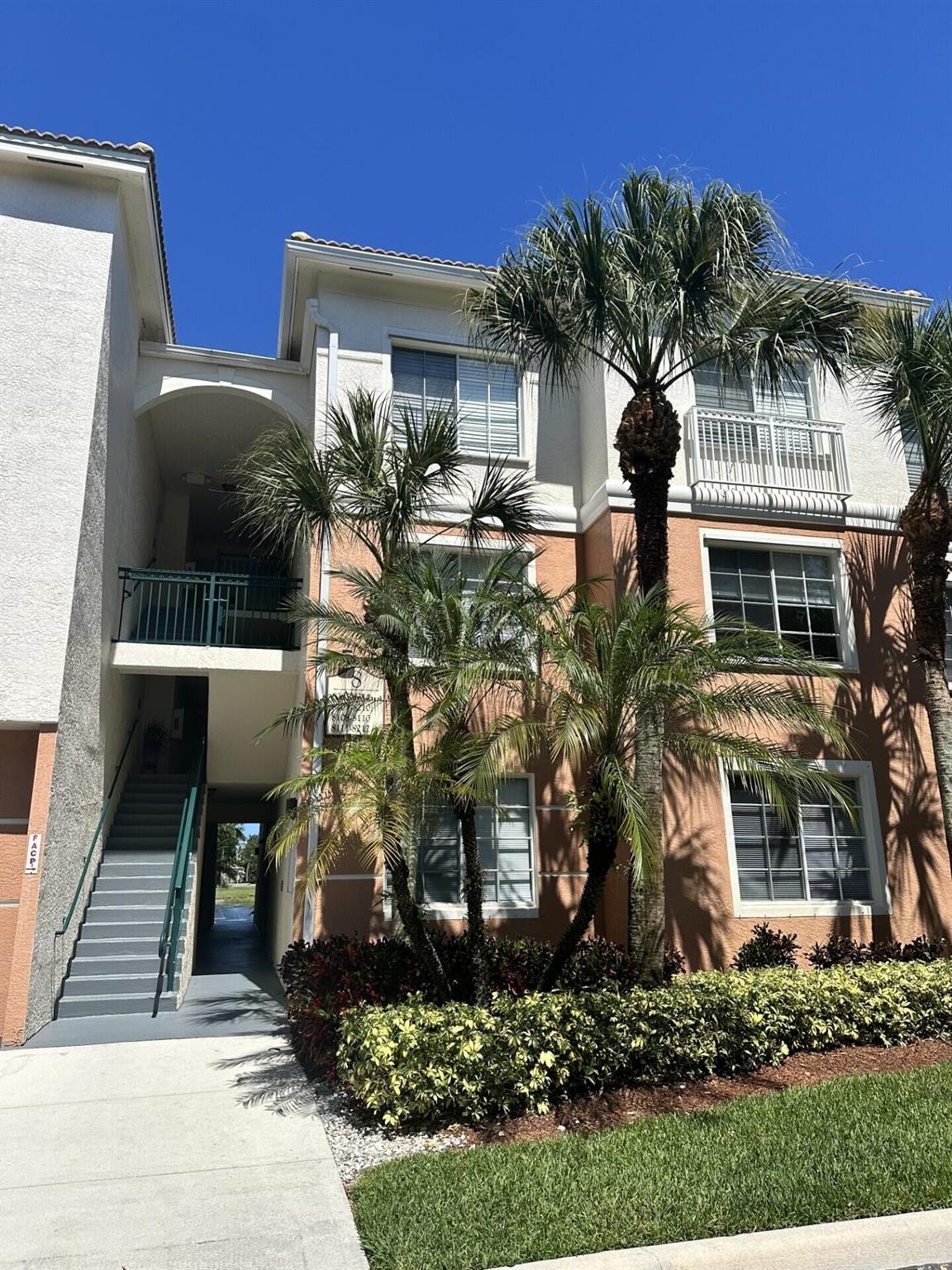 Myrtlewood Cir, Palm Beach Gardens, FL 33418