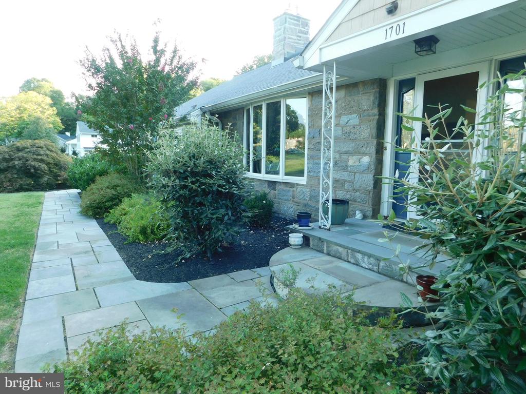 Crescent Blvd, Yardley, PA 19067