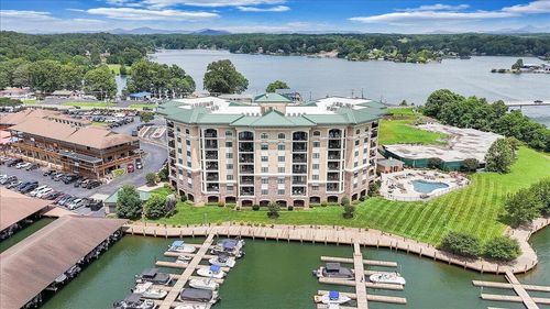303-100 Bridgewater Pointe Pl, Moneta, VA, 24121-6455 | Card Image